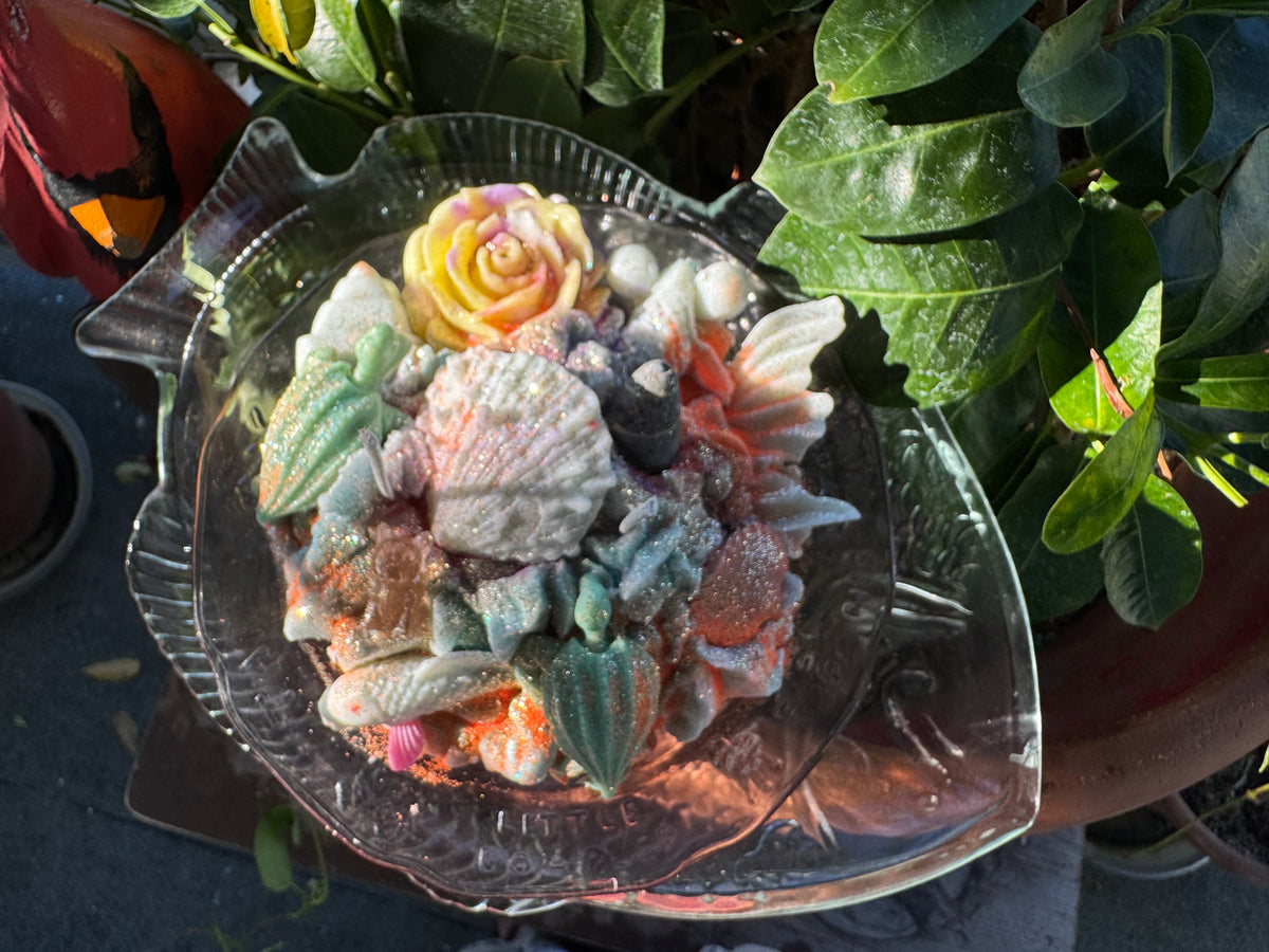 PINK BULLDOG CZECH CHARM, Galveston red seaglass in Seawall Breeze with Fish Drip plate